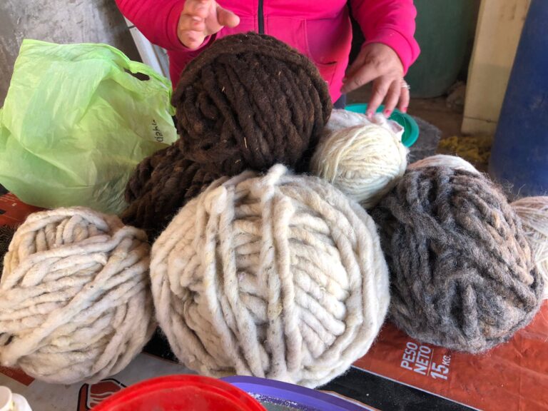 ovillos de lana natural Raquel Guayquinchay